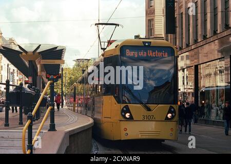 Manchester, Royaume-Uni - 12 septembre 2020 : un tramway Metrolink à l'arrêt Market Street en direction de Bury. Banque D'Images