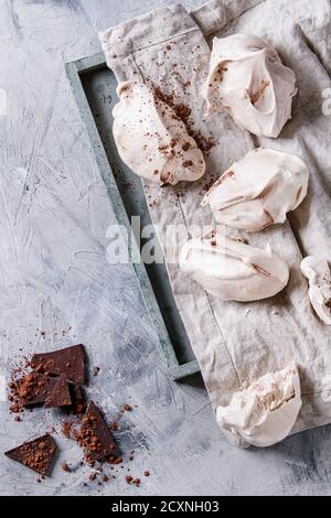 Maison de cuisson dessert au chocolat avec la meringue française servi avec du chocolat et du cacao en poudre hacher sur serviette textile plateau en bois gris plus co Banque D'Images