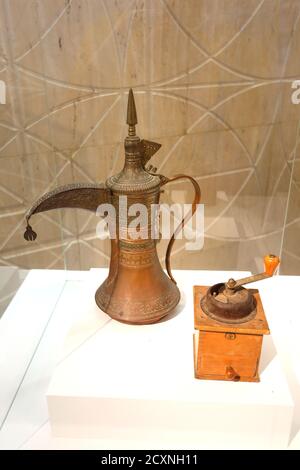 Cafetière arabe traditionnelle, dallah et moulin à café, exposés au Musée national de Manama, Royaume de Bahreïn Banque D'Images