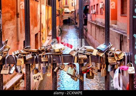 Écluses d'amour sur la porte de la Canale delle Moline dans la via Oberdan, Bologne, Italie Banque D'Images
