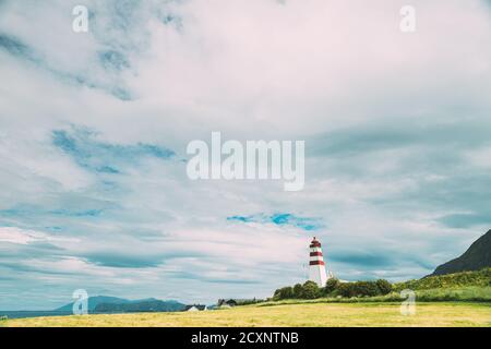 Alnesgard, Godoya, Norvège. Vieux phare d'Alnes en été à Godoy Island près de la ville d'Alesund. Alnes FYR Banque D'Images