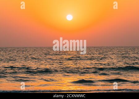 Couleur naturelle coucher de soleil lever du soleil ciel sur la mer. Vue sur la mer avec soleil de Shining sur Sea Horizon Banque D'Images