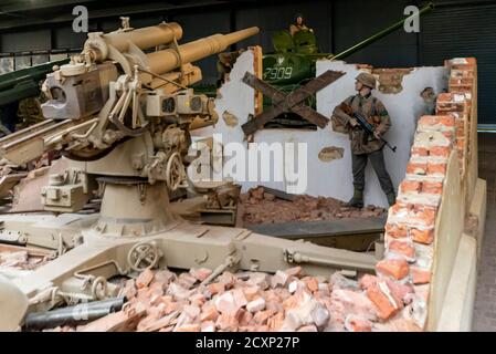 Expositions à l'intérieur du musée Land Warfare Hall au musée Imperial War Museum, Duxford, Cambridgeshire, Royaume-Uni. Front russe de la Seconde Guerre mondiale. Soldat allemand Banque D'Images