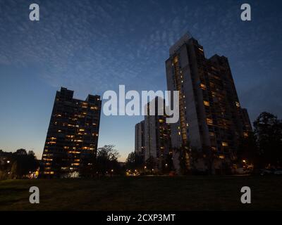 Logement communiste traditionnel dans la banlieue de Belgrade, à New Belgrade, pendant une soirée sombre. Ce genre de hautes élévations sont des symboles du brutalis Banque D'Images