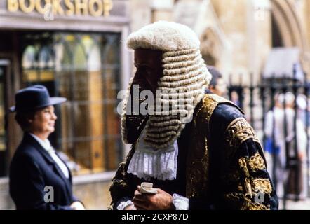 Des membres de la magistrature assistent au service du petit déjeuner du Lord Chancellor à Westminster. 01 octobre 1990. Photo: Neil Turner Banque D'Images