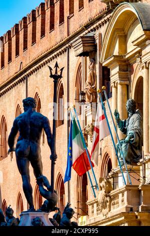 Fontana del Nettuno et Papa Gregorio XIII sur le Palazzo d’Accursio , Bologne, Italie Banque D'Images