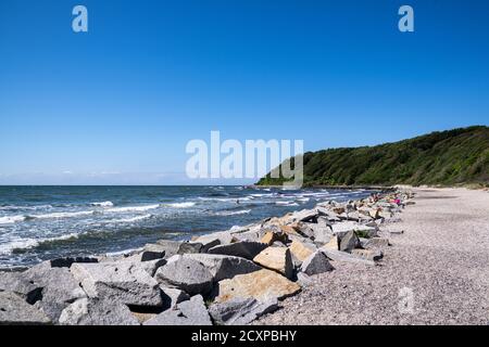 plage avec mur en pierre sur l'île allemande de hiddensee in la mer baltique Banque D'Images