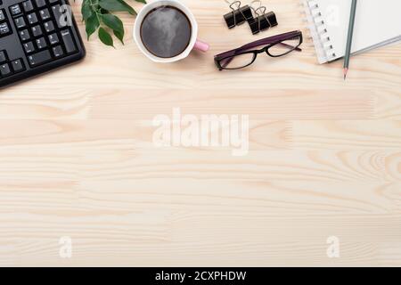 Pose en flanelle, bureau avec vue sur le dessus. Cadre de bureau féminin avec feuilles vertes, bloc-notes et café sur fond de bois. Idées, notes ou plan W Banque D'Images