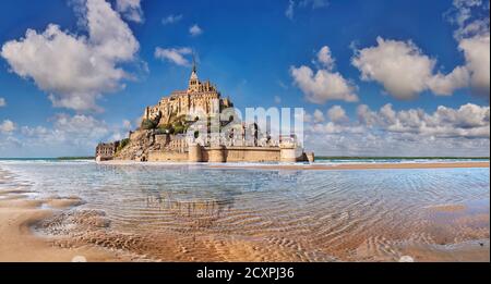 Vue panoramique sur l'île marémotrice du Mont Saint Michel à marée haute entourée et son abbaye médiévale de Saint Michel. Normandie France. Les marées varient
