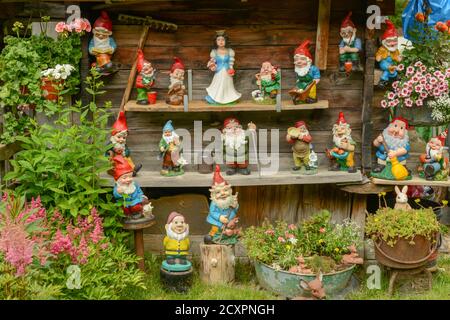 Gnomes de jardin d'une maison traditionnelle à Tasch près de Zermatt Dans les alpes suisses Banque D'Images