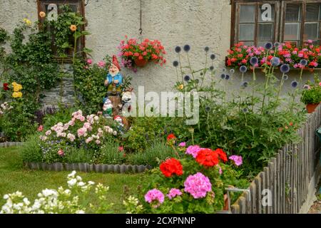 Gnomes de jardin d'une maison traditionnelle à Tasch près de Zermatt Dans les alpes suisses Banque D'Images