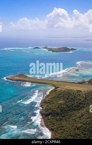 Saint-Vincent-et-les Grenadines, vue aérienne de l'île Union et de l'île Palm avec petit St Vincent et Carriacou, Grenade au loin Banque D'Images