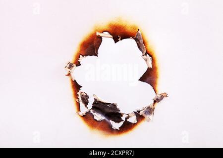 bords de papier brûlés isolés sur fond blanc. modèle pour la conception Banque D'Images