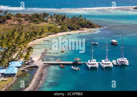 St Vincent et les Grenadines, Union Island, vue sur le port de Clifton et l'hôtel Bougainvilla, restaurant en front de mer Banque D'Images