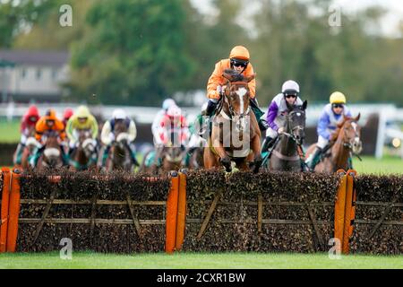 Chester Williams à cheval Galice Macalo sur le chemin de gagner le pari à racingtv.com Mares 'National Hunt' novices' obstacle à l'hippodrome de Warwick, Warwick. Banque D'Images