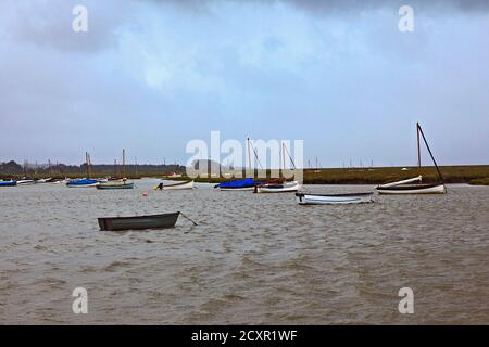 Bateaux sur les amarres de marée à Burnham-Overy-Staithe sur la côte de Norfolk Banque D'Images