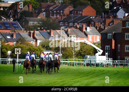 Une vue générale tandis que les coureurs et les cavaliers de l'obstacle Maiden racingtv.com se rendent vers l'arrière tout droit à l'hippodrome de Warwick, Warwick. Banque D'Images