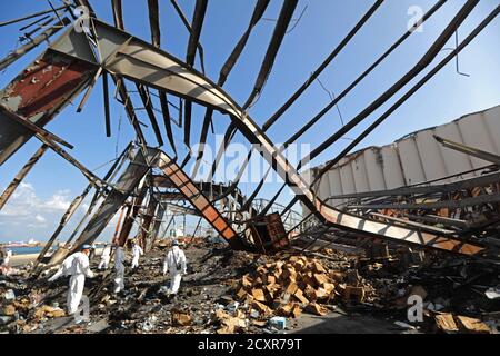 (201001) -- BEYROUTH, le 1er octobre 2020 (Xinhua) -- les membres de la Force intérimaire des Nations Unies au Liban (FINUL) aident à éliminer les ruines des explosions portuaires à Beyrouth, au Liban, le 30 septembre 2020. La FINUL a déployé dimanche un détachement de force multinationale à Beyrouth afin d'aider les autorités libanaises à faire face aux conséquences des explosions du 4 août. (Xinhua/Bilal Jawich) Banque D'Images