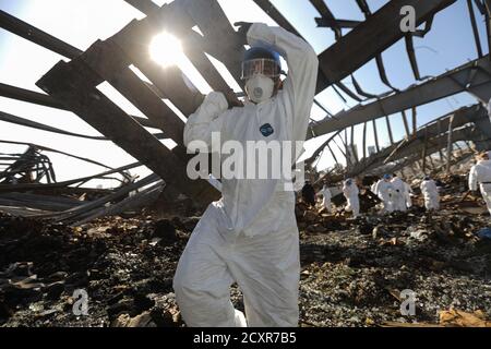 (201001) -- BEYROUTH, le 1er octobre 2020 (Xinhua) -- UN membre de la Force intérimaire des Nations Unies au Liban (FINUL) aide à éliminer les ruines des explosions portuaires à Beyrouth, au Liban, le 30 septembre 2020. La FINUL a déployé dimanche un détachement de force multinationale à Beyrouth afin d'aider les autorités libanaises à faire face aux conséquences des explosions du 4 août. (Xinhua/Bilal Jawich) Banque D'Images