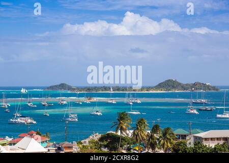 Saint-Vincent-et-les Grenadines, Union Island, vue sur Clifton et le port de Clifton, avec Palm Island au loin Banque D'Images