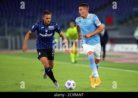 Sergej Milinkovic Savic du Latium (R) vies pour le ballon avec Rafael Toloi d'Atalanta (L) pendant le championnat italien Serie UN match de football entre SS Lazio et Atalanta BC le 30 septembre 2020 au Stadio Olimpico à Rome, Italie - photo Federico Proietti / DPPI crédit: LM/DPPI/Federico Proietti/Alamy Live News Banque D'Images