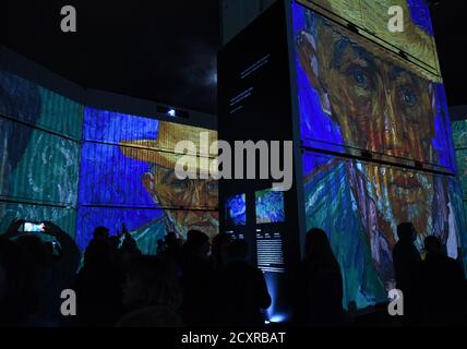 Wellington, Nouvelle-Zélande. 1er octobre 2020. Les gens visitent l'exposition immersive en plein air « Digital Nights Wellington -- Van Gogh Alive » à Wellington, Nouvelle-Zélande, le 1er octobre 2020. L'exposition musicale et visuelle qui se tient sur le front de mer de Wellington rapproche les visiteurs des œuvres du peintre hollandais Van Gogh aux couleurs vives et aux détails éclatants. Credit: Guo Lei/Xinhua/Alay Live News Banque D'Images