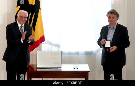 Berlin, Allemagne. 1er octobre 2020. Le Président fédéral Frank-Walter Steinmeier (l) applaudit l'écrivain Ingo Schulze, qu'il a décerné l'ordre du mérite de la République fédérale d'Allemagne à l'occasion de la Journée de l'unité allemande au Palais Bellevue. Crédit : Michael Sohn/POOL AP/dpa/Alay Live News Banque D'Images