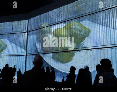 Wellington, Nouvelle-Zélande. 1er octobre 2020. Les gens visitent l'exposition immersive en plein air « Digital Nights Wellington -- Van Gogh Alive » à Wellington, Nouvelle-Zélande, le 1er octobre 2020. L'exposition musicale et visuelle qui se tient sur le front de mer de Wellington rapproche les visiteurs des œuvres du peintre hollandais Van Gogh aux couleurs vives et aux détails éclatants. Credit: Guo Lei/Xinhua/Alay Live News Banque D'Images