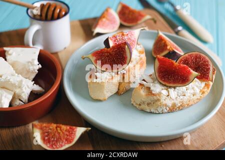 délicieux sandwichs avec figues, fromage feta et miel Banque D'Images