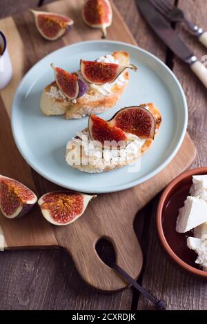 délicieux sandwichs avec figues, fromage feta et miel Banque D'Images