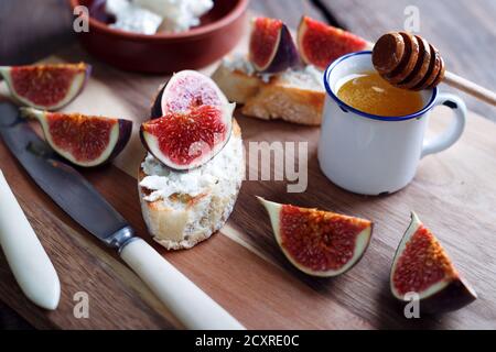 délicieux sandwichs avec figues, fromage feta et miel Banque D'Images