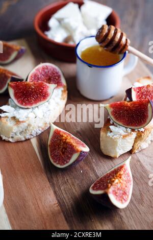 délicieux sandwichs avec figues, fromage feta et miel Banque D'Images