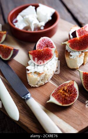 délicieux sandwichs avec figues, fromage feta et miel Banque D'Images