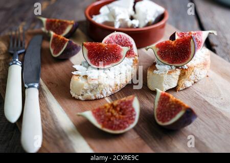 délicieux sandwichs avec figues, fromage feta et miel Banque D'Images