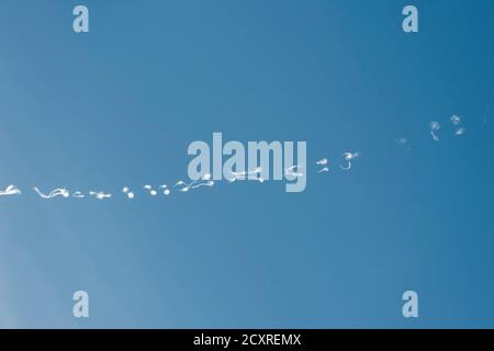 Aircraft contrail, photographié de Trafalgar Square, Westminster, Londres, Royaume-Uni. 1er décembre 2016 Banque D'Images