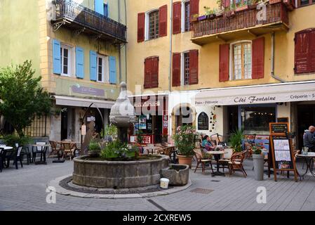 Place de la ville, Fontaine de rue et terrasses de cafés ou terrasses de cafés sur la place de la Fontaine Castellane Alpes-de-haute-Provence Provence Provence France Banque D'Images