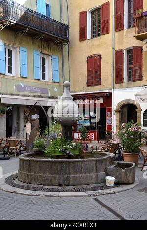 Place de la ville, Fontaine de rue et terrasses de cafés ou terrasses de cafés sur la place de la Fontaine Castellane Alpes-de-haute-Provence Provence Provence France Banque D'Images