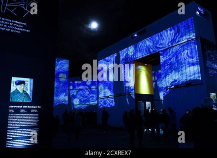 Wellington, Nouvelle-Zélande. 1er octobre 2020. Les gens visitent l'exposition immersive en plein air « Digital Nights Wellington -- Van Gogh Alive » à Wellington, Nouvelle-Zélande, le 1er octobre 2020. L'exposition musicale et visuelle qui se tient sur le front de mer de Wellington rapproche les visiteurs des œuvres du peintre hollandais Van Gogh aux couleurs vives et aux détails éclatants. Credit: Guo Lei/Xinhua/Alay Live News Banque D'Images