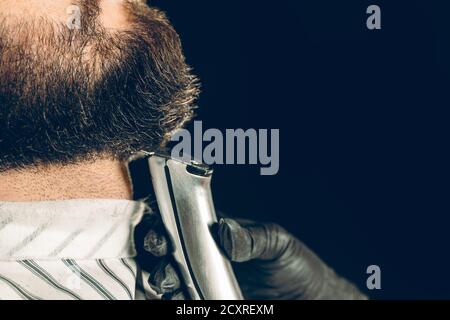 Client Barbershop. Homme taillé sa barbe avec un rasoir électrique Banque D'Images