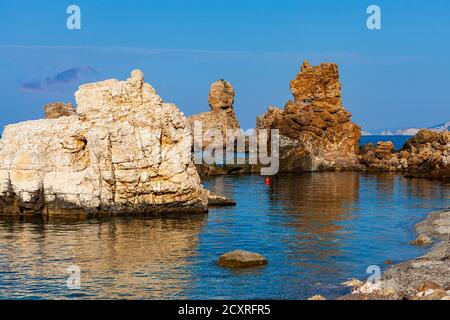 Plages de Grèce, formations rocheuses à la plage de Mourtia (ou Mourtias), ambiance méditerranéenne, quartier de Volos, Pélion Banque D'Images