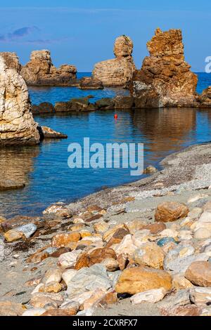 Plages de Grèce, formations rocheuses à la plage de Mourtia (ou Mourtias), ambiance méditerranéenne, quartier de Volos, Pélion Banque D'Images