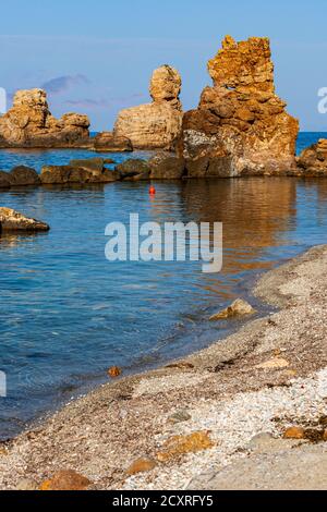 Plages de Grèce, formations rocheuses à la plage de Mourtia (ou Mourtias), ambiance méditerranéenne, quartier de Volos, Pélion Banque D'Images