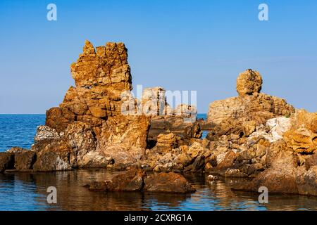 Plages de Grèce, formations rocheuses à la plage de Mourtia (ou Mourtias), ambiance méditerranéenne, quartier de Volos, Pélion Banque D'Images