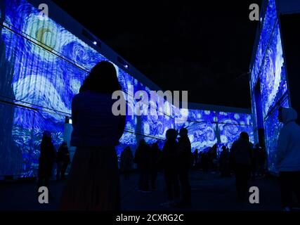 Wellington, Nouvelle-Zélande. 1er octobre 2020. Les gens visitent l'exposition immersive en plein air « Digital Nights Wellington -- Van Gogh Alive » à Wellington, Nouvelle-Zélande, le 1er octobre 2020. L'exposition musicale et visuelle qui se tient sur le front de mer de Wellington rapproche les visiteurs des œuvres du peintre hollandais Van Gogh aux couleurs vives et aux détails éclatants. Credit: Guo Lei/Xinhua/Alay Live News Banque D'Images