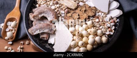 Ingrédients de la soupe de quatre tonics, de la soupe aux saveurs de quatre herbes. Cuisine traditionnelle taïwanaise avec les larmes de Job, les herbes, les intestins de porc. Banque D'Images