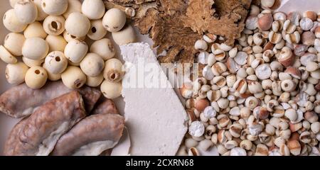 Ingrédients de la soupe de quatre tonics, de la soupe aux saveurs de quatre herbes. Cuisine traditionnelle taïwanaise avec les larmes de Job, les herbes, les intestins de porc. Banque D'Images