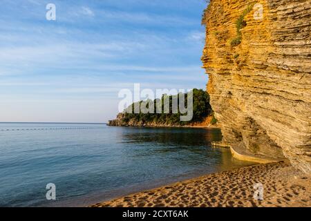 Plage de Mogren à Budva au lever du soleil, au Monténégro. Balkans, mer Adriatique, Europe. Banque D'Images