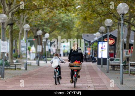 Le cyclisme depuis et vers le travail devient de plus en plus populaire même dans les villes automobiles comme Wolfsburg. Banque D'Images