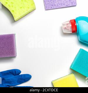 ensemble de produits de nettoyage vue de dessus. chiffons de nettoyage colorés Banque D'Images
