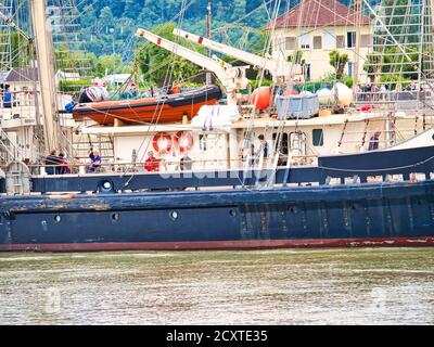 ROUEN, FRANCE - JUIN CIRCA, 2019. Le grand navire britannique tenace, goélette à trois mâts, sur la Seine pour le défilé de l'Armada. La plus grande sai en bois Banque D'Images